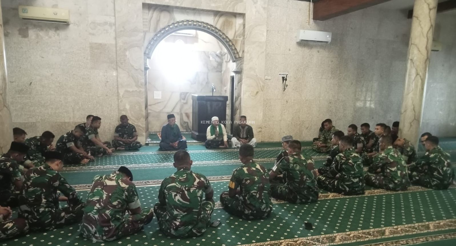 Khidmat dan Penuh Makna, Penyuluh Agama Islam Kemenag Kota Pasuruan Pimpin Doa Bersama Prajurit TNI Yon Zipur 10 Pasuruan Sambut HUT RI ke-81