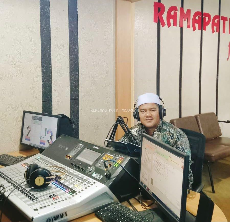 Penyuluh Agama Kemenag Kota Pasuruan Hadir di Radio, Tebarkan Langkah Menjadi Insan Mulia
