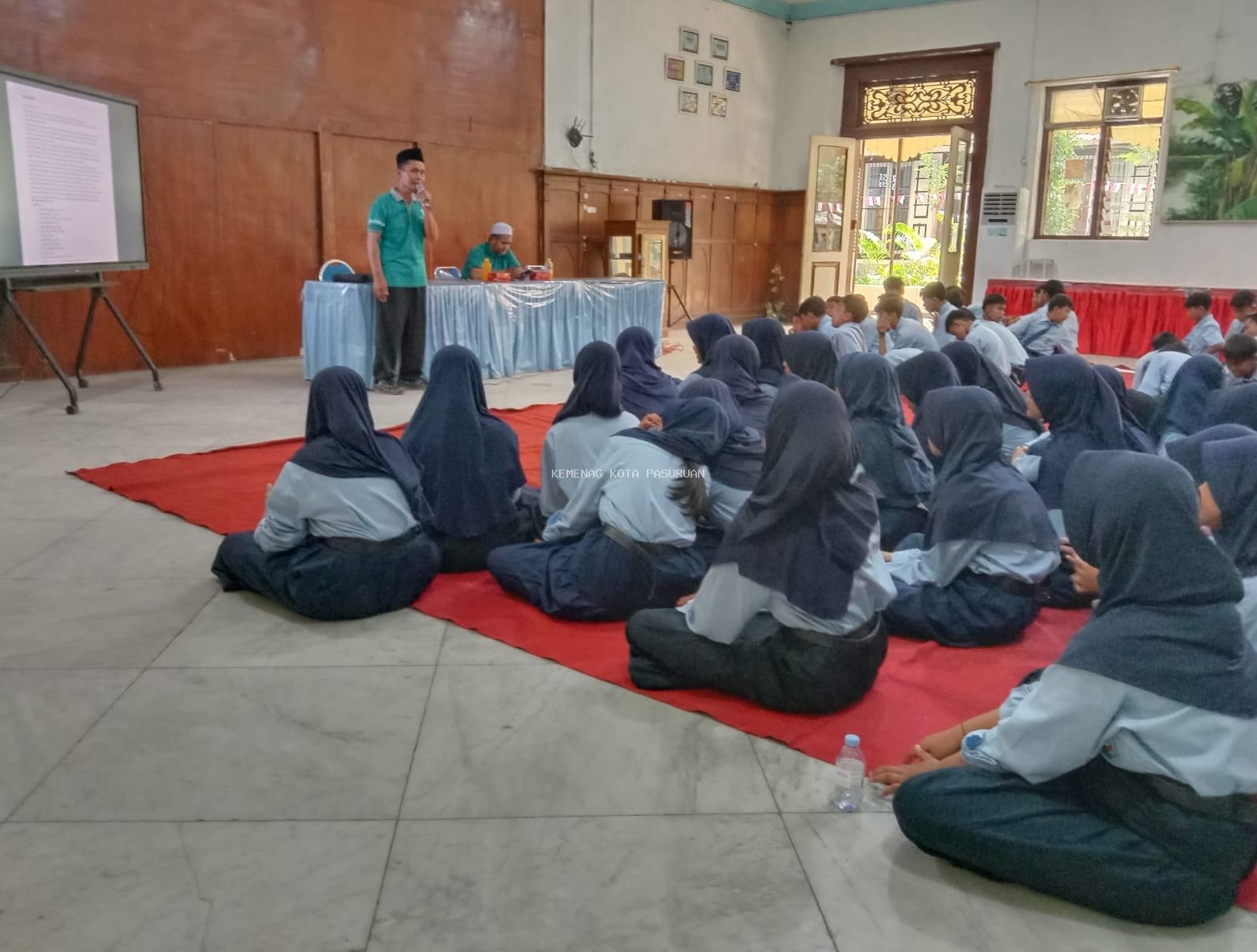 Kemenag Kopas Dorong Pelajar SMPN 2 Pasuruan Utamakan Adab sebagai Bekal Masa Depan